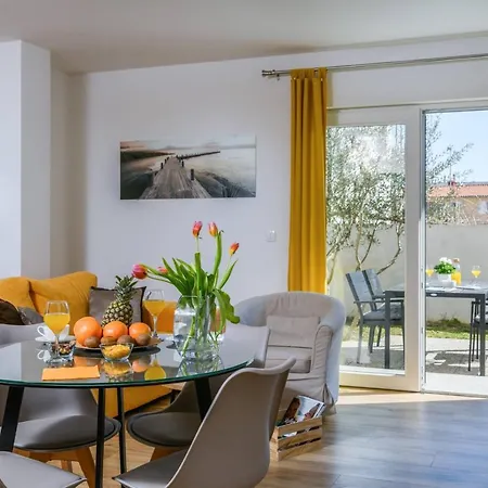 Apartment Dora *