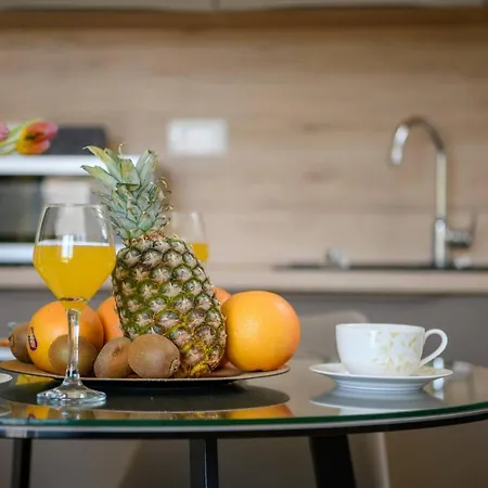 Апартаменти Dora *