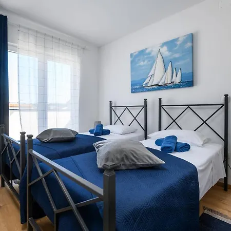 Apartment Dora *